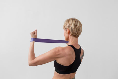 Exercitii cu banda elastica solutii rapide si eficiente pentru rutina ta de fitness