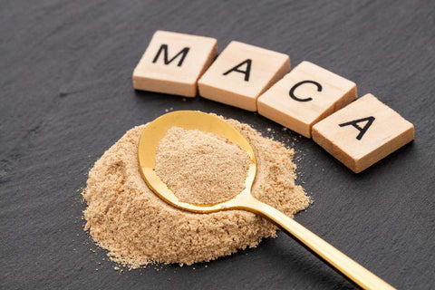Maca - beneficii, proprietati si utilizari ale acestei superplante_Pulbere de maca, bol, lingura, tablite de lemn cu litere M, A, C, A.