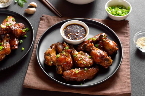 2. Reteta de pui cu sos Teriyaki - cum o poti personaliza pentru a obtine variante delicioase si sanatoase_aripi de pui, sos, verdeata, tocator 2