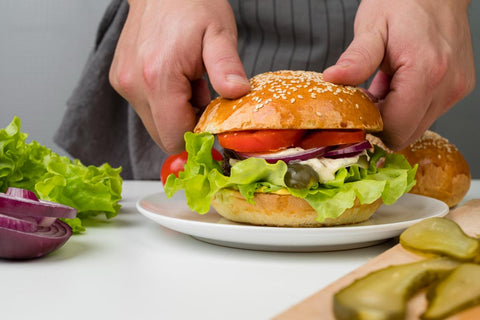 3. Burger de pui_mod de preparare_burger, maini, farfurie, castraveti murati 3