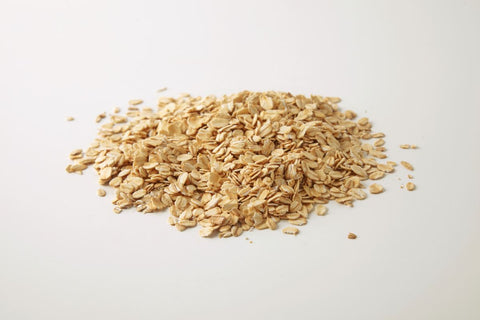 3. Porridge de ovaz  - fulgi de ovaz pe fundal alb