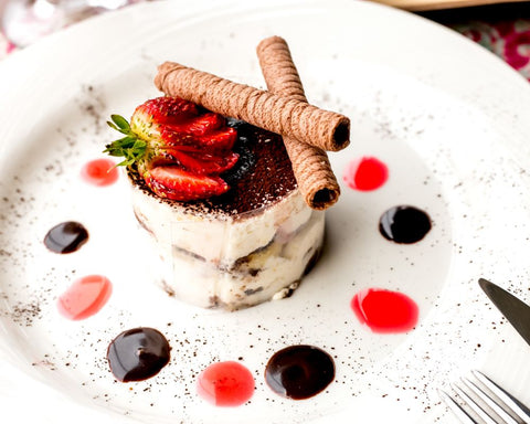 3. Tiramisu raw vegan – sfaturi practice pentru un dulce de vis_tiramisu vegan servit cu capsuni si batoane de scortisoara